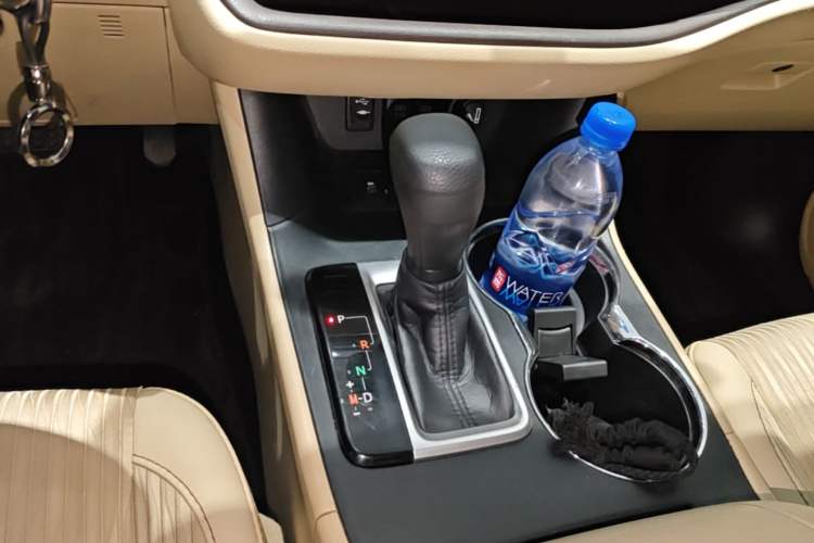 Used Toyota Highlander 2018 2.0T Two-Wheel Drive Elite Version 5 Seats China VI Standard Gear Lever
