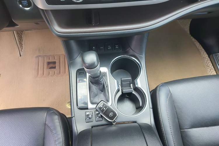 Used Toyota Highlander 2018 2.0T Four-Wheel Drive Luxury Version 7 Seats China VI Standard Gear Lever
