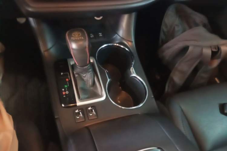 Used Toyota Highlander 2018 2.0T Four-Wheel Drive Luxury Version 7 Seats China VI Standard Gear Lever