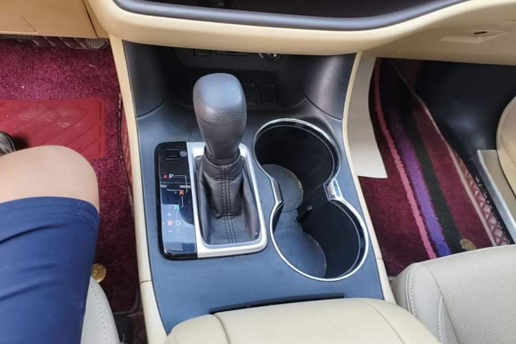 Used Toyota Highlander 2018 2.0T Two-Wheel Drive Elite Version 5 Seats China VI Standard Gear Lever