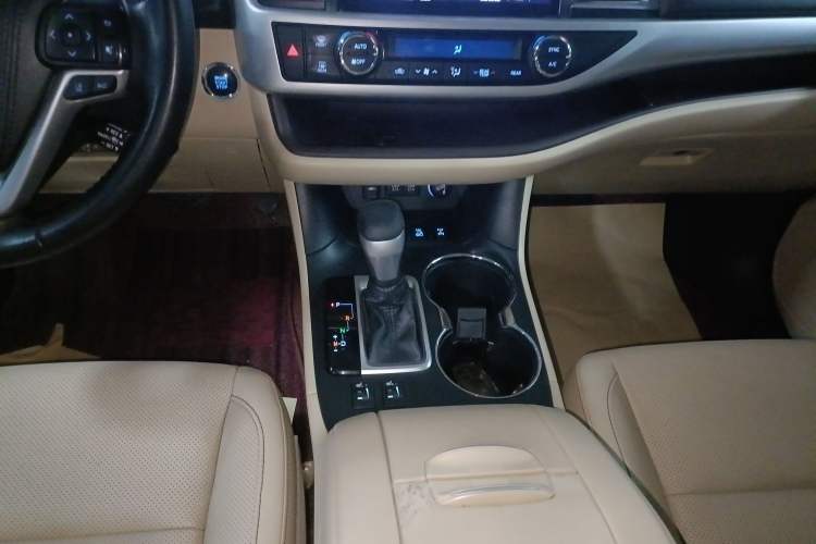 Used Toyota Highlander 2018 2.0T Four-Wheel Drive Luxury Version 7 Seats China VI Standard Gear Lever