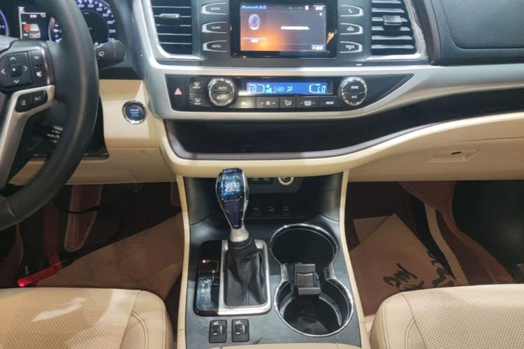 Used Toyota Highlander 2018 2.0T Four-Wheel Drive Luxury Edition 7 Seats China V Emission Standard Gear Lever