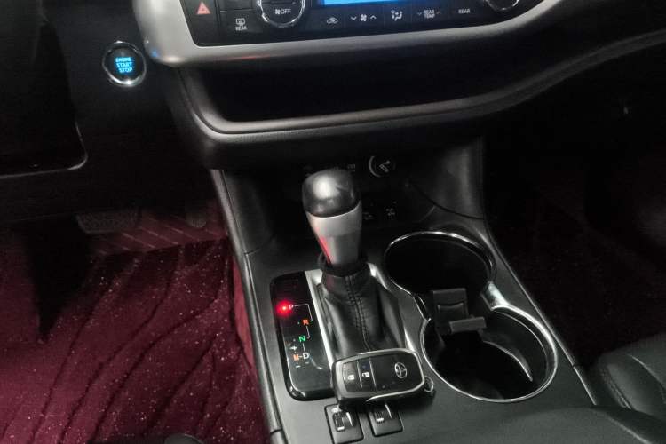 Used Toyota Highlander 2018 2.0T Four-Wheel Drive Luxury Version 7 Seats China VI Standard Gear Lever