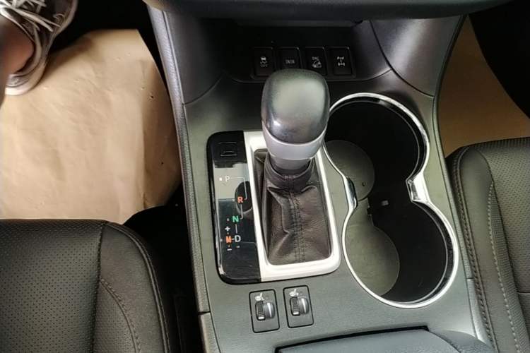 Used Toyota Highlander 2018 2.0T Four-Wheel Drive Luxury Edition 7 Seats China V Emission Standard Gear Lever