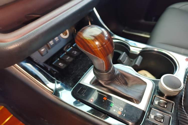 Used Toyota Highlander 2018 2.0T Four-Wheel Drive Luxury Version 7 Seats China VI Standard Gear Lever