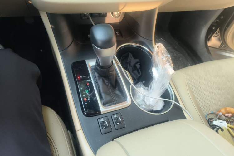 Used Toyota Highlander 2018 2.0T Four-Wheel Drive Luxury Version 7 Seats China VI Standard Gear Lever