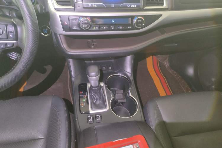 Used Toyota Highlander 2018 2.0T Four-Wheel Drive Luxury Version 7 Seats China VI Standard Gear Lever