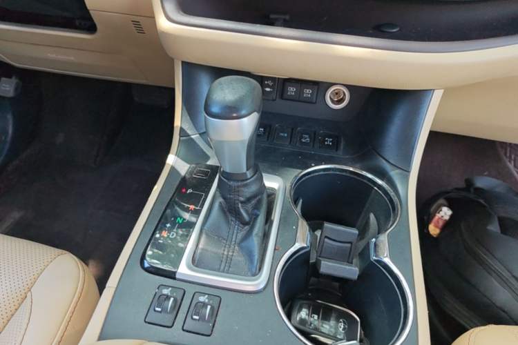 Used Toyota Highlander 2018 2.0T Four-Wheel Drive Luxury Version 7 Seats China VI Standard Gear Lever