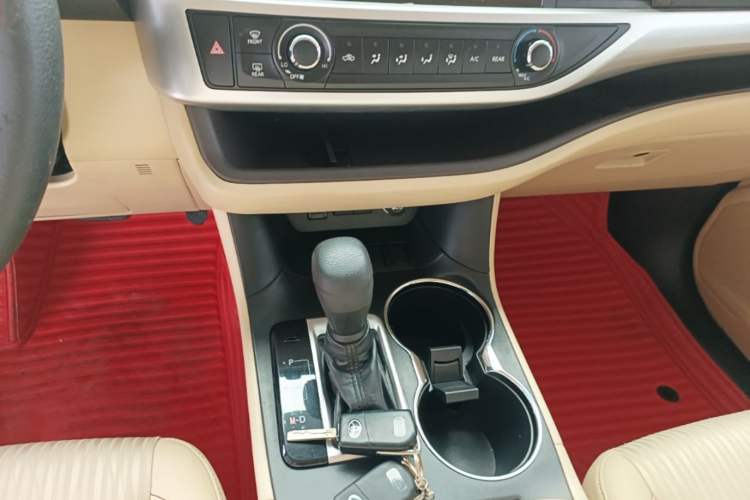 Used Toyota Highlander 2018 2.0T Two-Wheel Drive Elite Edition 7 Seats Emission Standard China V Gear Lever