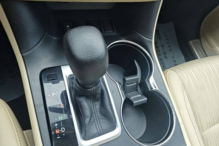 Used Toyota Highlander 2018 2.0T Two-Wheel Drive Elite Version 5 Seats China VI Standard Gear Lever
