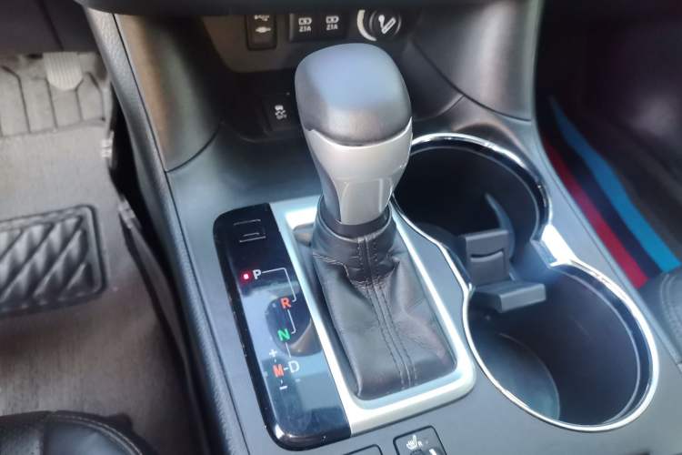 Used Toyota Highlander 2018 2.0T Four-Wheel Drive Luxury Edition 7 Seats China V Emission Standard Gear Lever