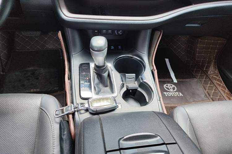 Used Toyota Highlander 2018 2.0T Four-Wheel Drive Ultimate Edition 7-Seater Emission Standard China V Gear Lever