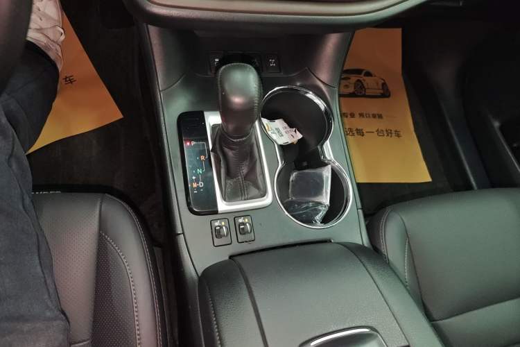 Used Toyota Highlander 2018 2.0T Four-Wheel Drive Luxury Version 7 Seats China VI Standard Gear Lever