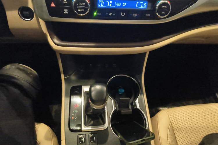 Used Toyota Highlander 2018 2.0T Four-Wheel Drive Knight Edition 7 Seats China VI Standard Gear Lever