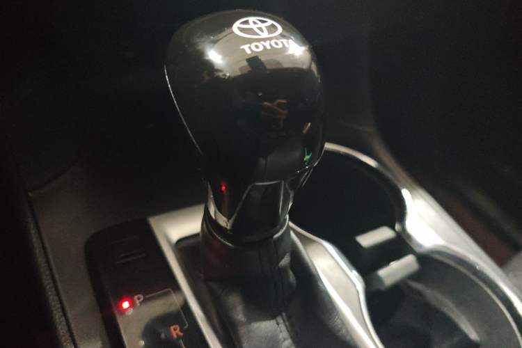 Used Toyota Highlander 2018 2.0T Four-Wheel Drive Luxury Edition 7 Seats China V Emission Standard Gear Lever