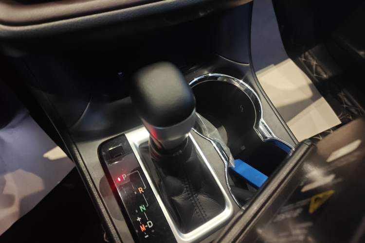 Used Toyota Highlander 2018 2.0T Two-Wheel Drive Luxury Edition 7 Seats China VI Standard Gear Lever