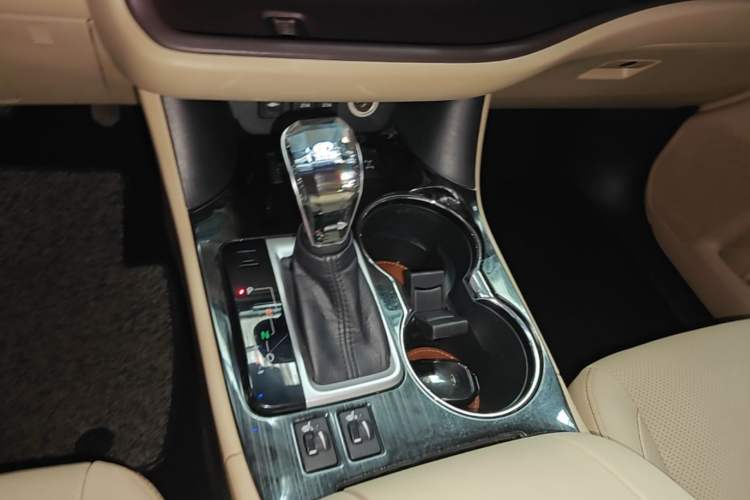 Used Toyota Highlander 2018 2.0T Four-Wheel Drive Luxury Edition 7 Seats China V Emission Standard Gear Lever