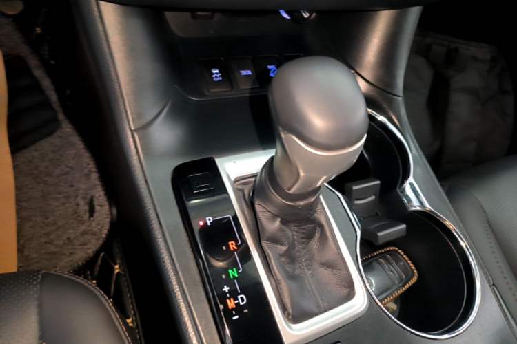 Used Toyota Highlander 2018 2.0T Four-Wheel Drive Luxury Edition 7 Seats China V Emission Standard Gear Lever
