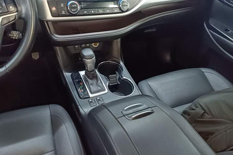 Used Toyota Highlander 2018 2.0T Two-Wheel Drive Luxury Edition 7 Seats China VI Standard Gear Lever