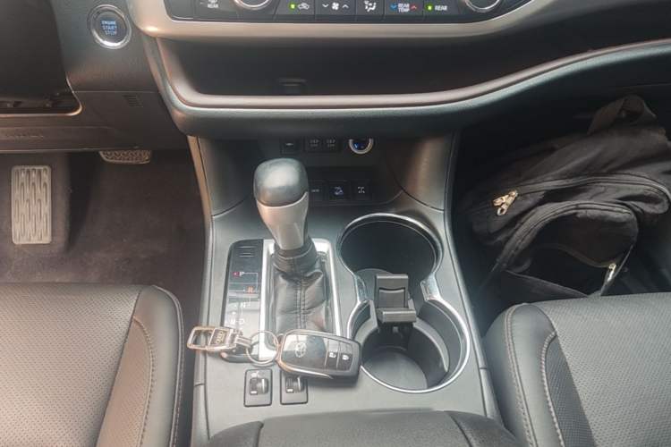 Used Toyota Highlander 2018 2.0T Four-Wheel Drive Luxury Edition 7 Seats China V Emission Standard Gear Lever