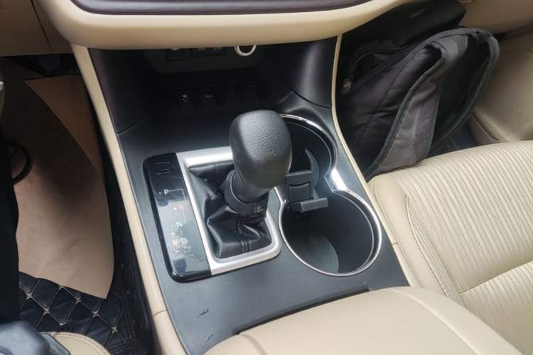 Used Toyota Highlander 2018 2.0T Two-Wheel Drive Elite Edition 5 Seats Emission Standard China V Gear Lever
