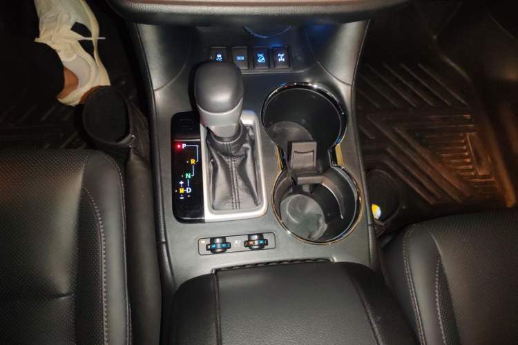 Used Toyota Highlander 2018 2.0T Four-Wheel Drive Supreme Edition 7-Seater China VI Gear Lever