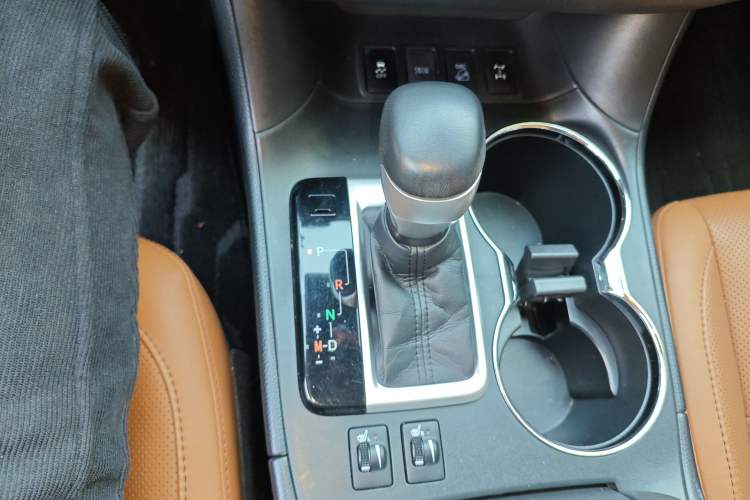 Used Toyota Highlander 2018 2.0T Four-Wheel Drive Luxury Version 7 Seats China VI Standard Gear Lever