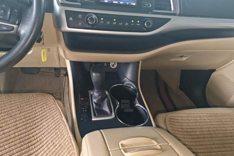 Used Toyota Highlander 2018 2.0T Two-Wheel Drive Elite Version 5 Seats China VI Standard Gear Lever