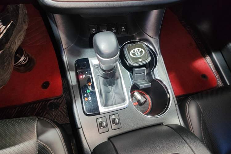 Used Toyota Highlander 2018 2.0T Four-Wheel Drive Luxury Edition 7 Seats China V Emission Standard Gear Lever