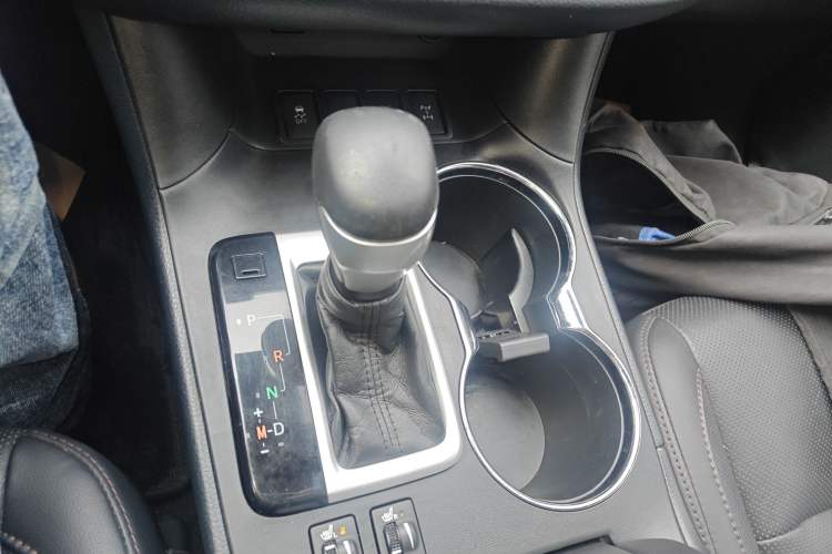 Used Toyota Highlander 2018 2.0T Four-Wheel Drive Luxury Edition 7 Seats China V Emission Standard Gear Lever