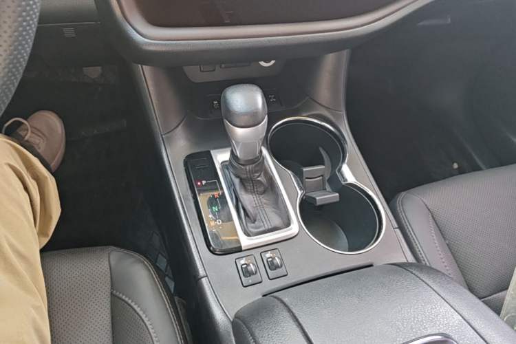 Used Toyota Highlander 2018 2.0T Four-Wheel Drive Luxury Edition 7 Seats China V Emission Standard Gear Lever