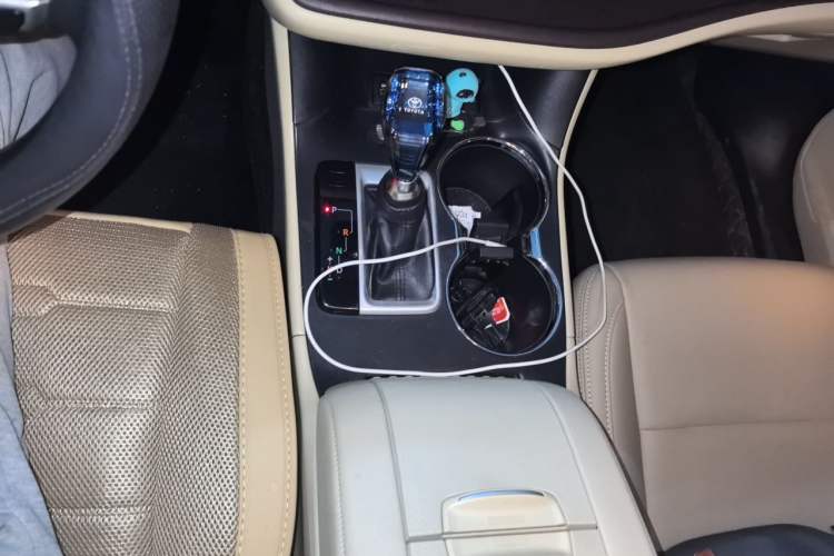 Used Toyota Highlander 2018 2.0T Two-Wheel Drive Elite Version 5 Seats China VI Standard Gear Lever