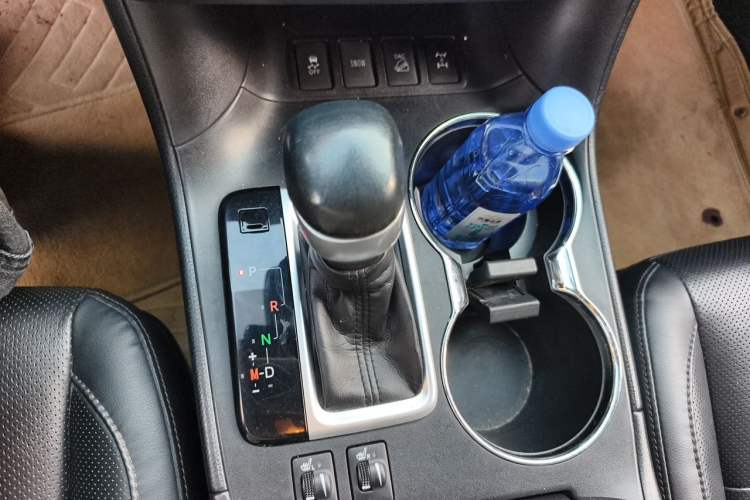 Used Toyota Highlander 2018 2.0T Four-Wheel Drive Prestige Version 7 Seats China VI Standard Gear Lever