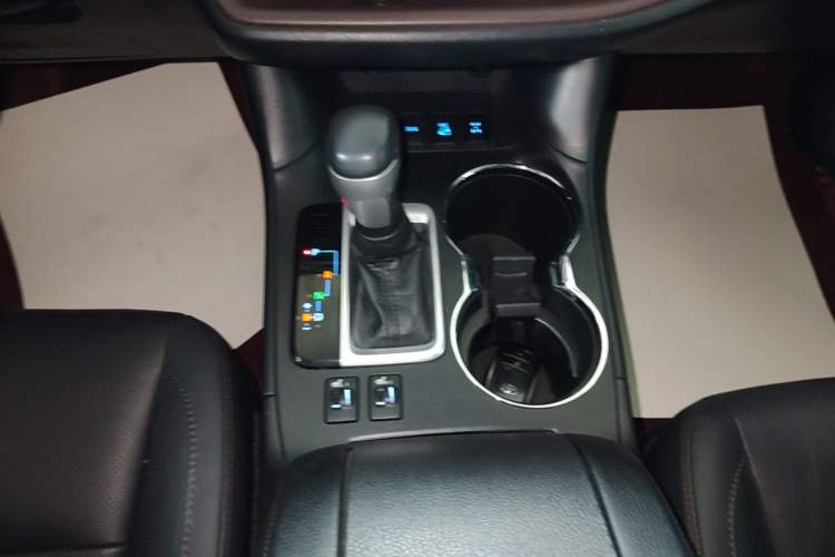 Used Toyota Highlander 2018 2.0T Four-Wheel Drive Luxury Version 7 Seats China VI Standard Gear Lever