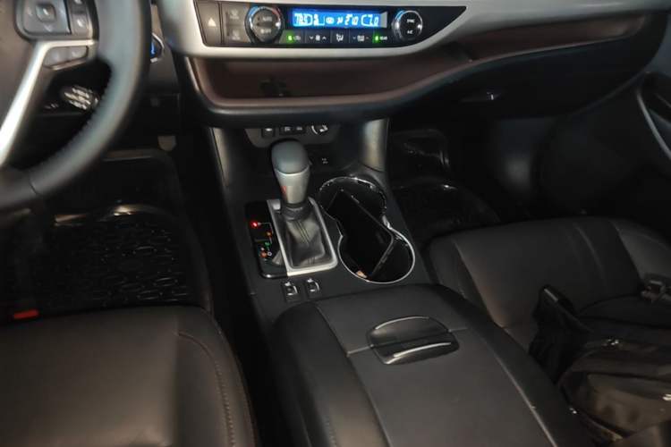 Used Toyota Highlander 2018 2.0T Four-Wheel Drive Luxury Version 7 Seats China VI Standard Gear Lever