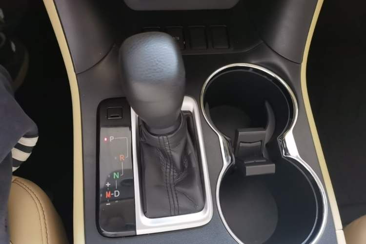 Used Toyota Highlander 2018 2.0T Two-Wheel Drive Elite Version 5 Seats China VI Standard Gear Lever