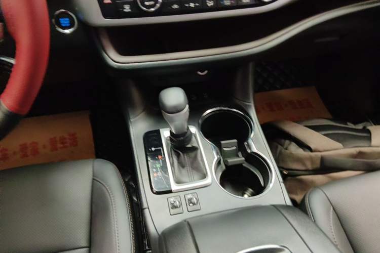 Used Toyota Highlander 2018 2.0T Four-Wheel Drive Luxury Version 7 Seats China VI Standard Gear Lever