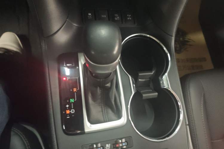 Used Toyota Highlander 2018 2.0T Four-Wheel Drive Supreme Edition 7-Seater China VI Gear Lever