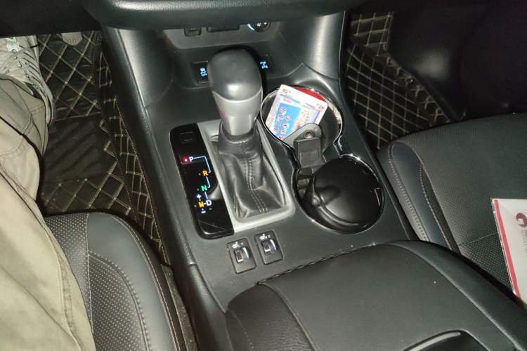 Used Toyota Highlander 2018 2.0T Four-Wheel Drive Luxury Edition 7 Seats China V Emission Standard Gear Lever