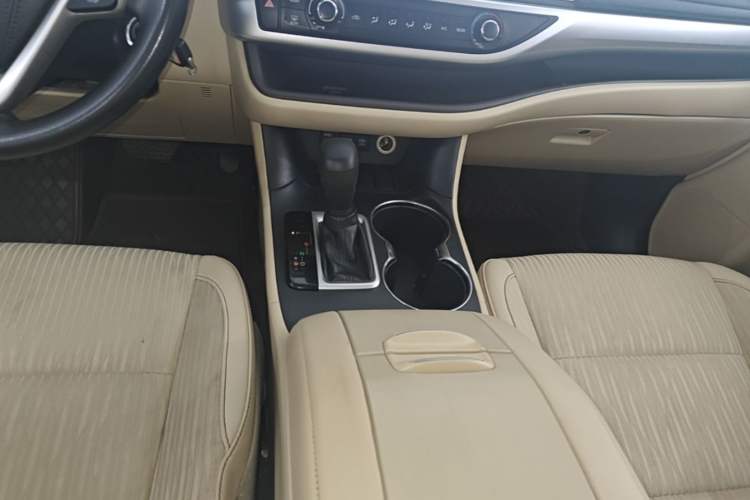Used Toyota Highlander 2018 2.0T Two-Wheel Drive Elite Edition 7 Seats Emission Standard China V Gear Lever
