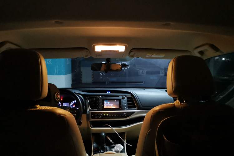Used Toyota Highlander 2018 2.0T Two-Wheel Drive Elite Edition 7 Seats Emission Standard China V Headliner