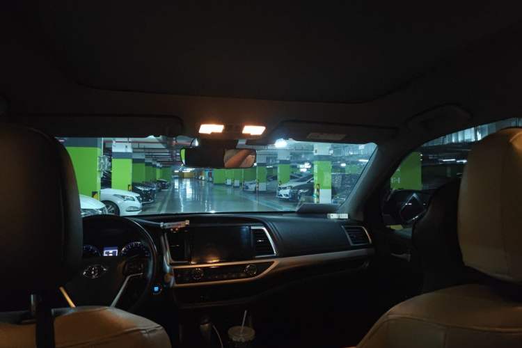 Used Toyota Highlander 2018 2.0T Four-Wheel Drive Luxury Version 7 Seats China VI Standard Headliner