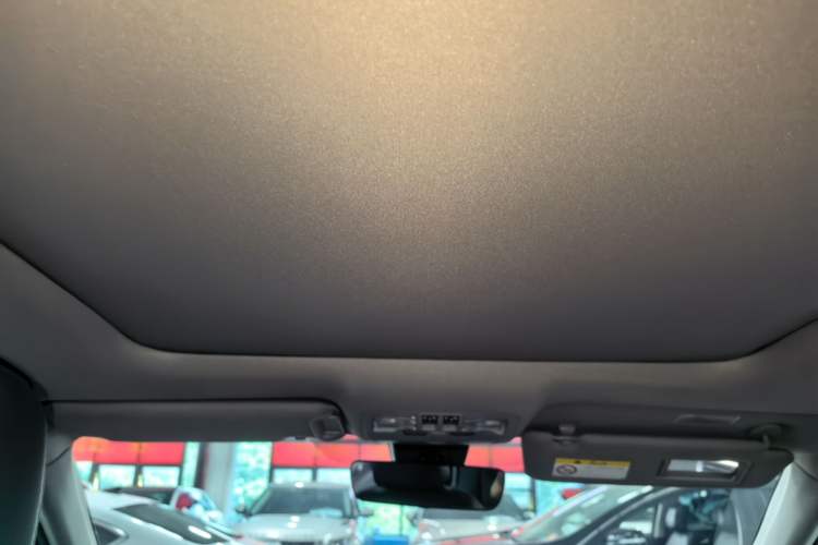 Used Toyota Highlander 2018 2.0T Two-Wheel-Drive Luxury Edition 7 Seats Emission Standard China V Headliner