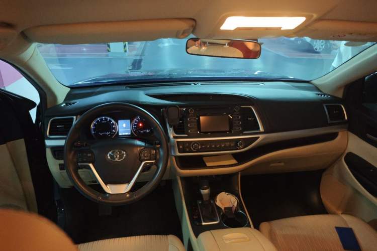 Used Toyota Highlander 2018 2.0T Two-Wheel Drive Elite Version 5 Seats China VI Standard Headliner