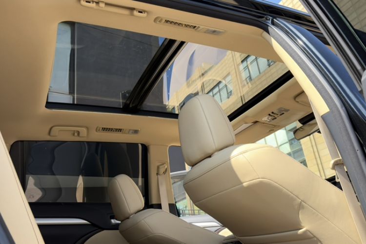 Used Toyota Highlander 2018 2.0T Four-Wheel Drive Luxury Edition 7 Seats China V Emission Standard Headliner