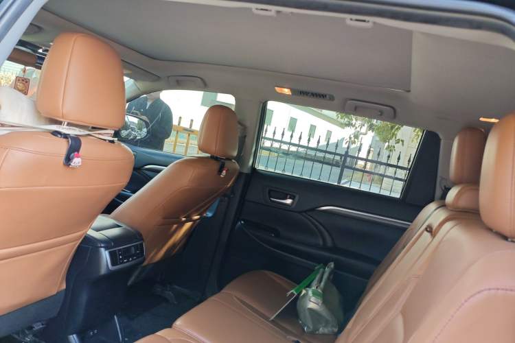 Used Toyota Highlander 2018 2.0T Four-Wheel Drive Luxury Version 7 Seats China VI Standard Headliner