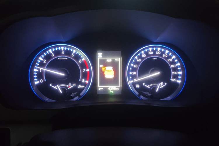 Used Toyota Highlander 2018 2.0T Two-Wheel-Drive Luxury Edition 7 Seats Emission Standard China V Instrument Cluster