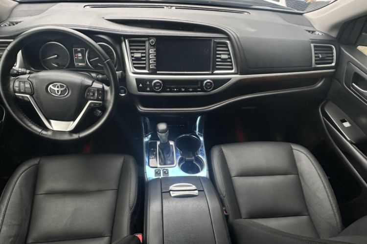 Used Toyota Highlander 2018 2.0T Four-Wheel Drive Luxury Version 7 Seats China VI Standard Interior 1