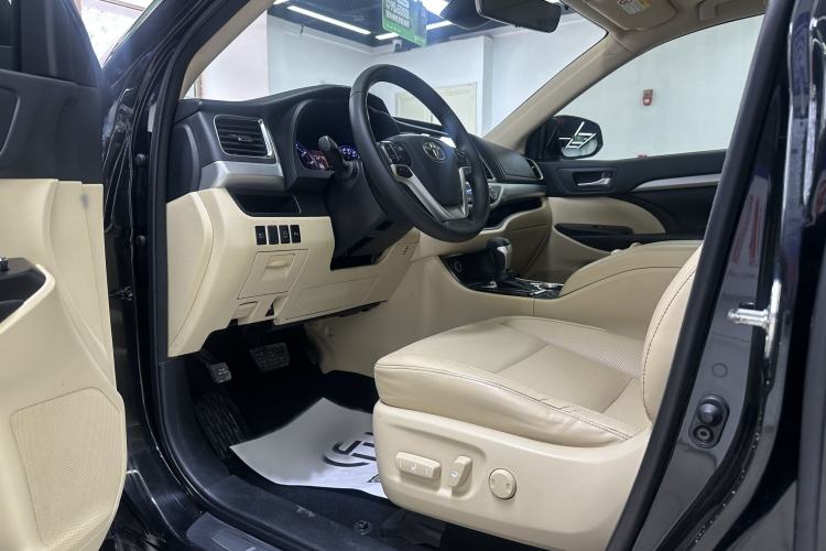 Used Toyota Highlander 2018 2.0T Four-Wheel Drive Luxury Edition 7 Seats China V Emission Standard Interior 1