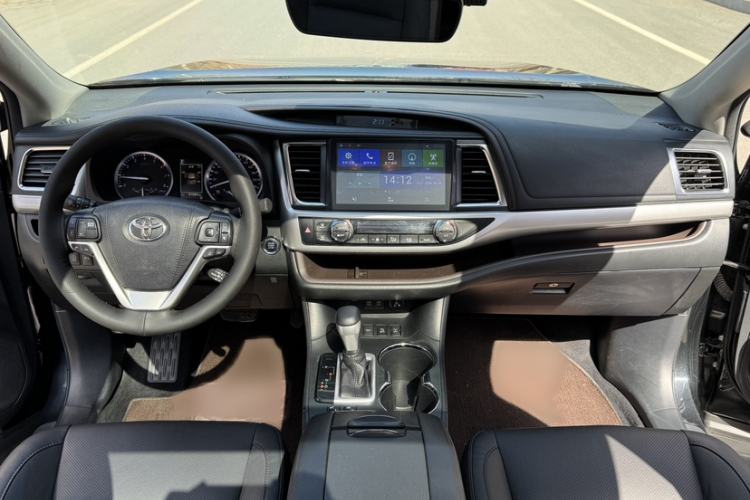 Used Toyota Highlander 2018 2.0T Four-Wheel Drive Luxury Edition 7 Seats China V Emission Standard Interior 1